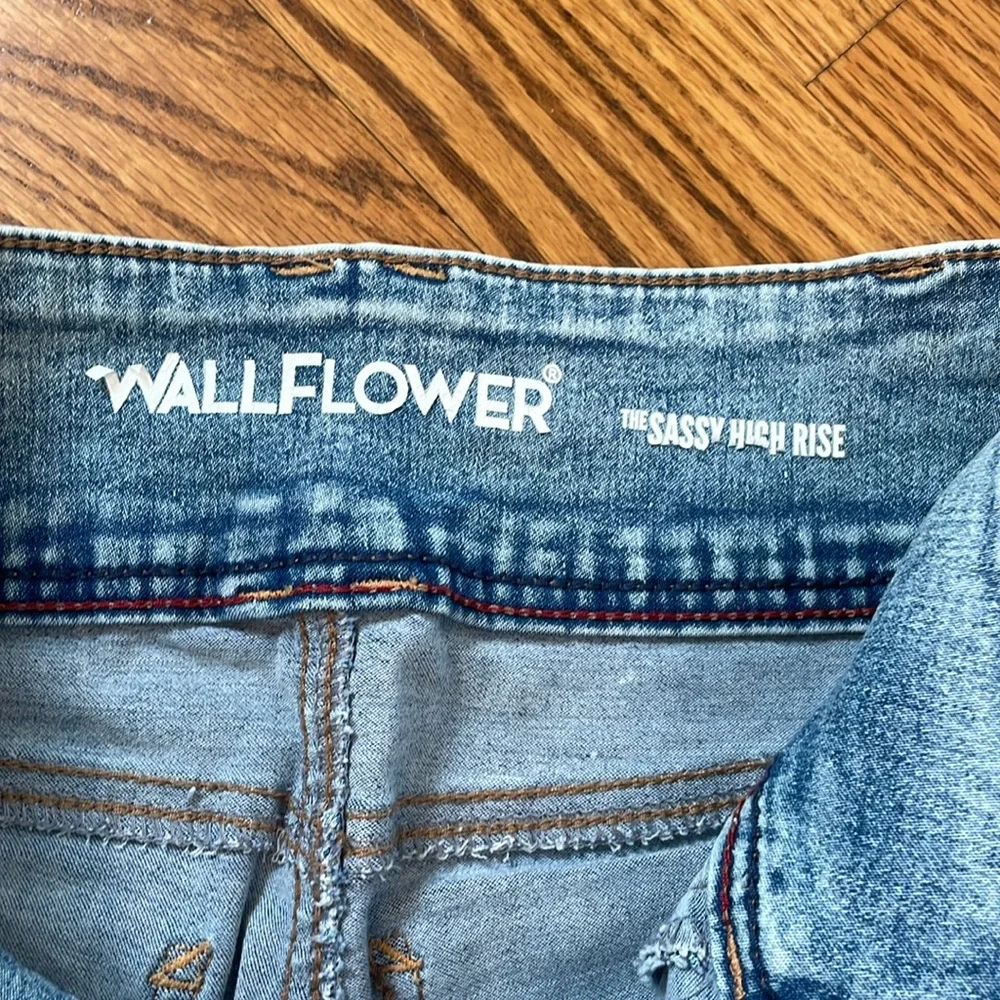 Women’s Wallflower Sassy High Rise Jeans. Size 7. Like New Condition.